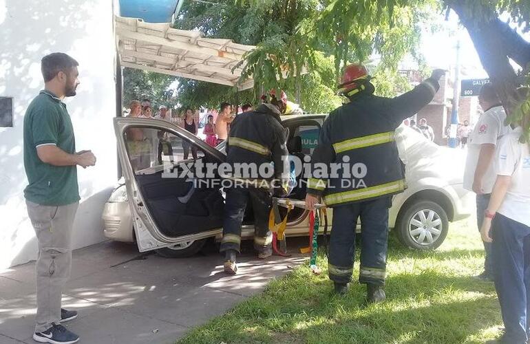 Personal del cuartel de Arroyo Seco prestando colaboración tras el choque de dos vehículos ayer por la tarde.