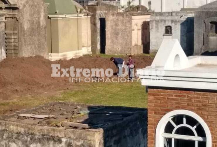 Los profesionales trabajan en el sector de entierros.