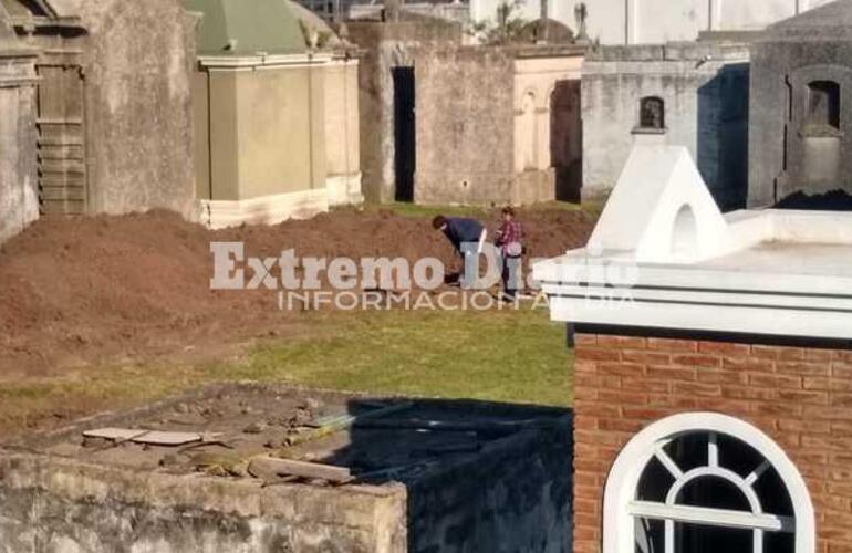 Los profesionales trabajan en el sector de entierros.