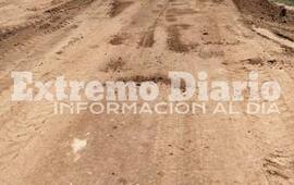 Imagen de Trabajos municipales en el camino de tierra que conduce a General Lagos