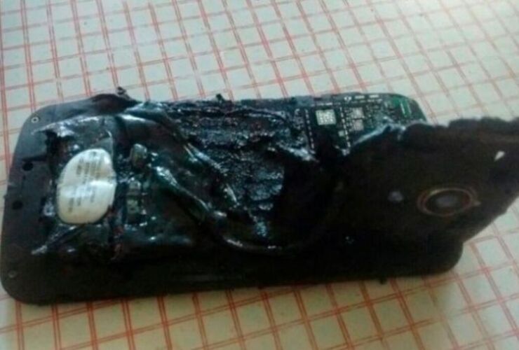 Así quedó el celular del joven cordobés tras la explosión.