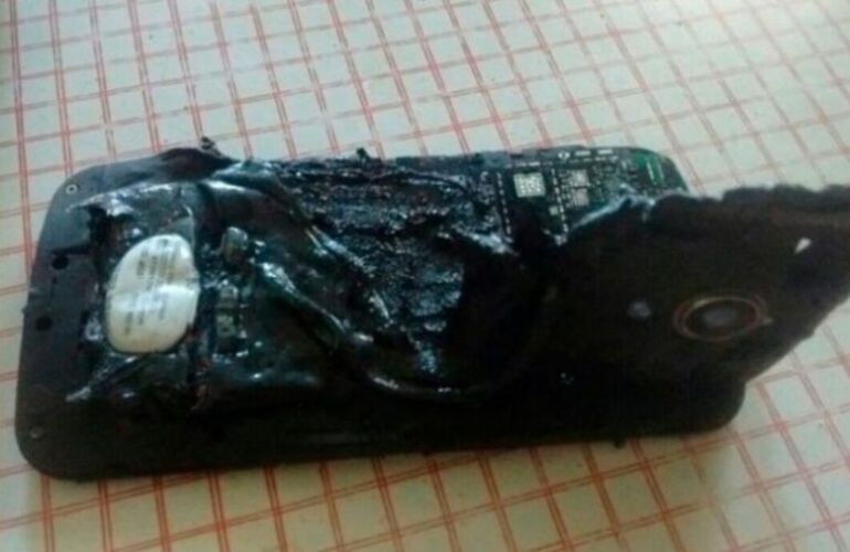 Así quedó el celular del joven cordobés tras la explosión.