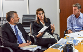 El titular de ANSES Alejandro Vanoli y la ministra de Desarrollo Territorial y H&aacute;bitat Mar&iacute;a Eugenia Bielsa
