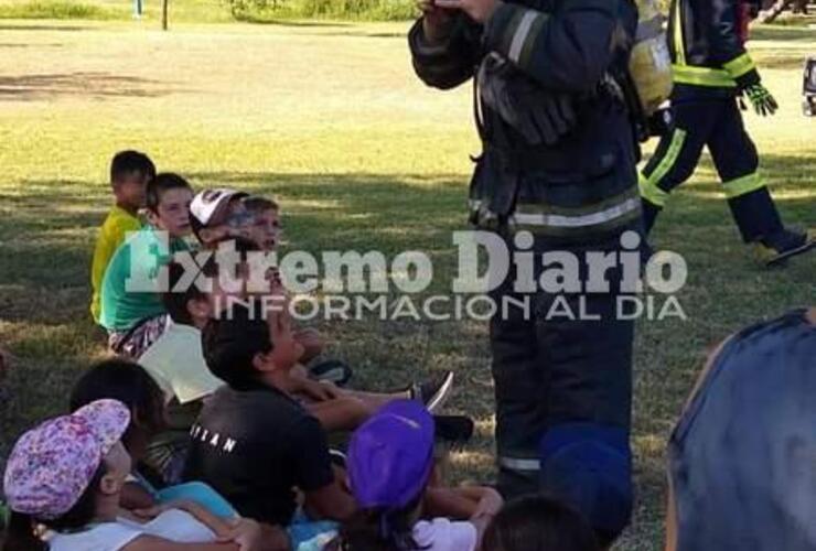 Imagen de Los Bomberos Voluntarios visitaron la colonia de vacaciones municipal