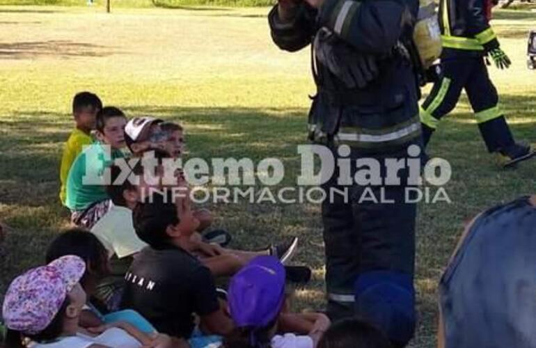 Imagen de Los Bomberos Voluntarios visitaron la colonia de vacaciones municipal