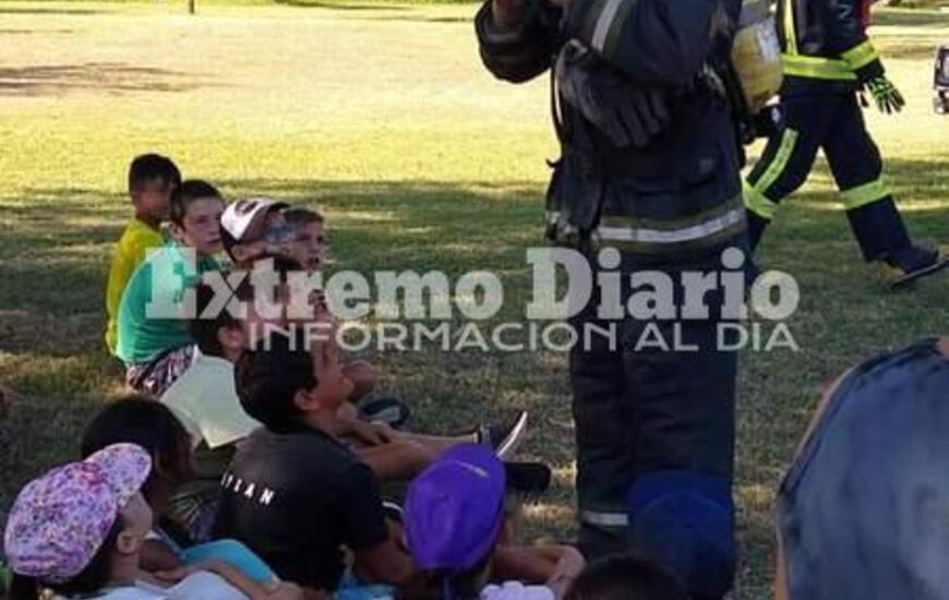 Imagen de Los Bomberos Voluntarios visitaron la colonia de vacaciones municipal