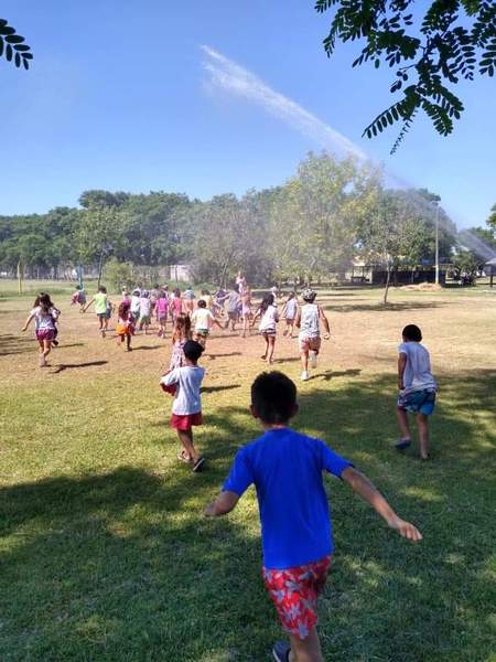 Imagen de Los Bomberos Voluntarios visitaron la colonia de vacaciones municipal