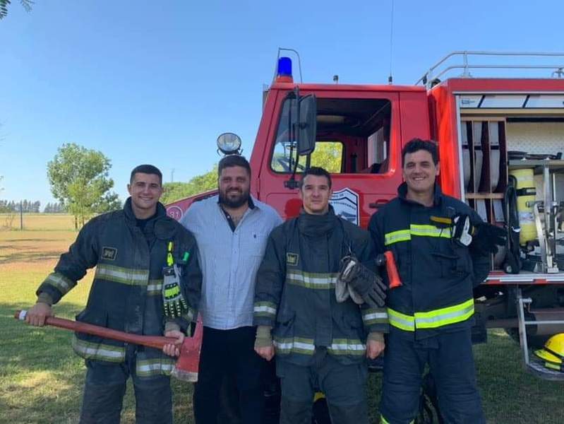 Imagen de Los Bomberos Voluntarios visitaron la colonia de vacaciones municipal