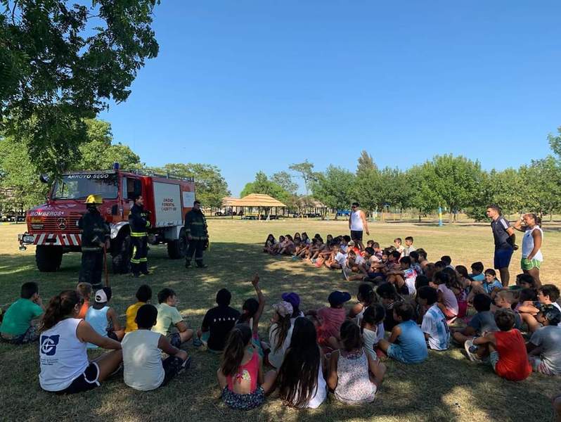Imagen de Los Bomberos Voluntarios visitaron la colonia de vacaciones municipal