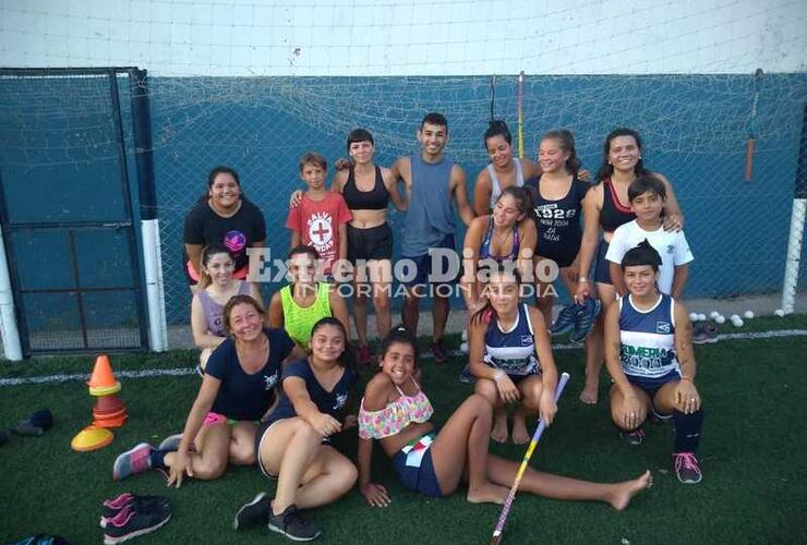 Imagen de El hockey Picante realizó una clase abierta y sigue creciendo