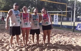 Las parejas Campeonas del torneo en mujeres y hombres.