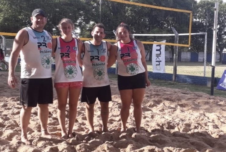 Las parejas Campeonas del torneo en mujeres y hombres.