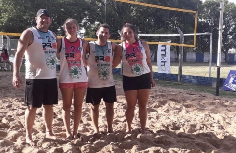 Las parejas Campeonas del torneo en mujeres y hombres.