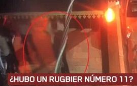 El supuesto rugbier es un joven todo vestido de negro.