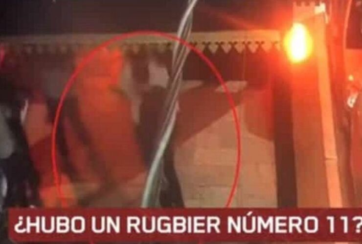 El supuesto rugbier es un joven todo vestido de negro.