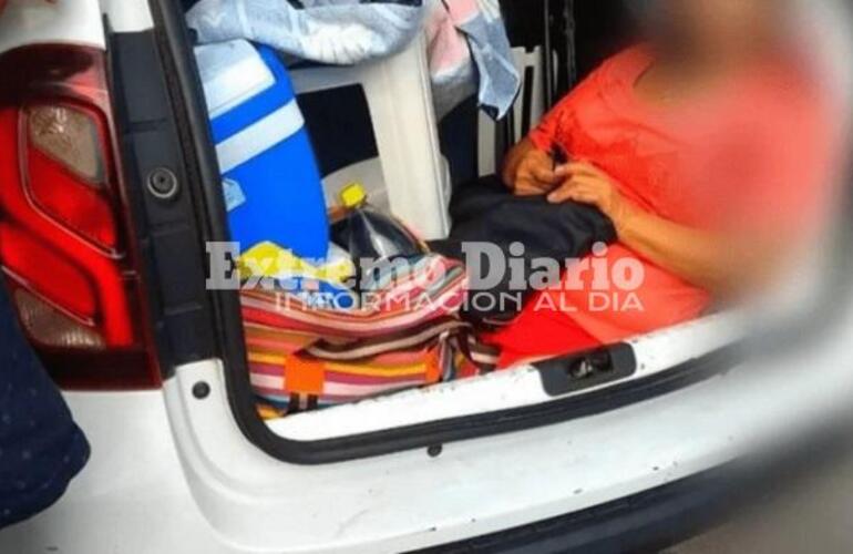 El hecho ocurrió en Florianópolis, Brasil. La mujer iba junto con las reposeras y otros elementos de playa en el baúl de un automóvil. El hecho ocurrió en Florianópolis, Brasil. La mujer iba junto con las reposeras y otros elementos de playa en el baúl de un automóvil.