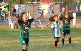 Imagen de Arequito: La 2011 de Manos Dadas a los 4&deg; de final y la 2007 eliminada por penales
