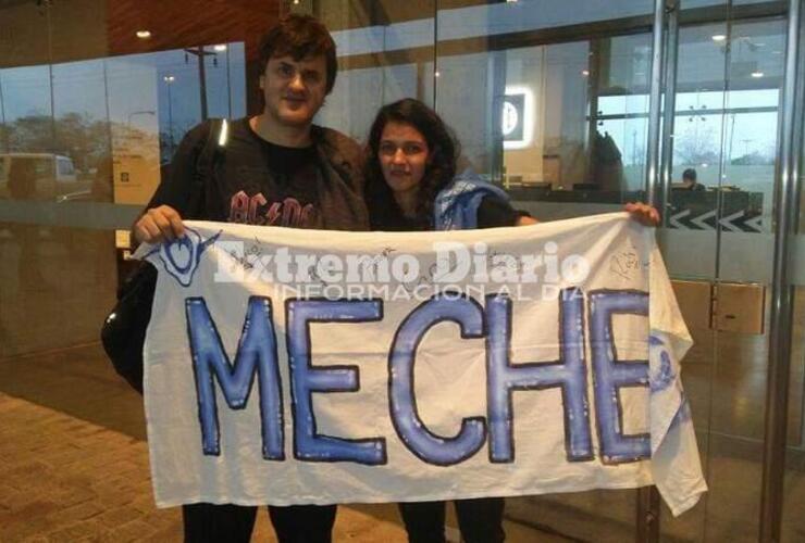 Meche junto al líder de Ciro y Los Persas