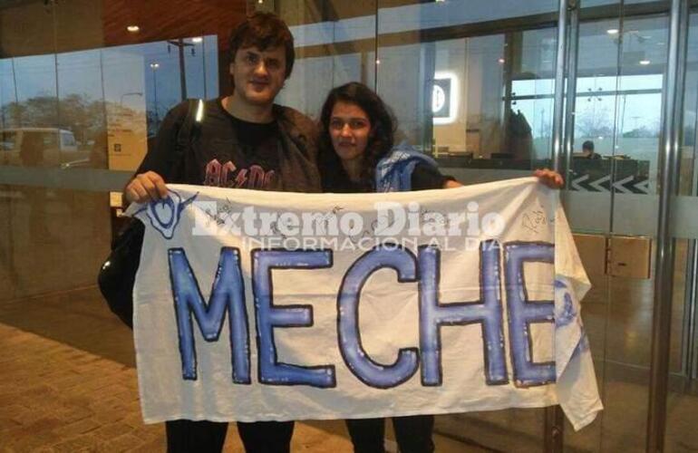 Meche junto al líder de Ciro y Los Persas