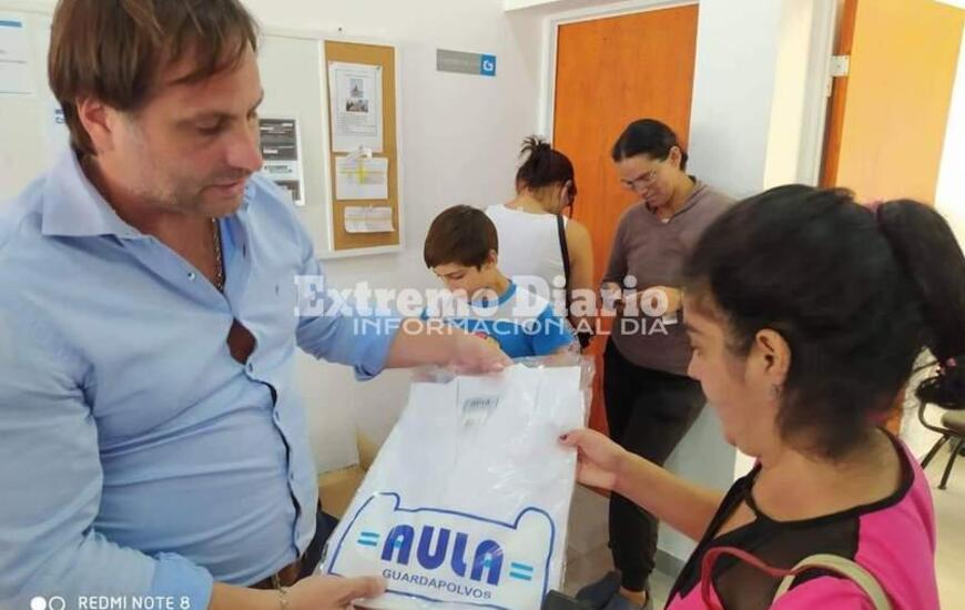 Imagen de La Comuna hizo entrega de guardapolvos en el &aacute;rea social
