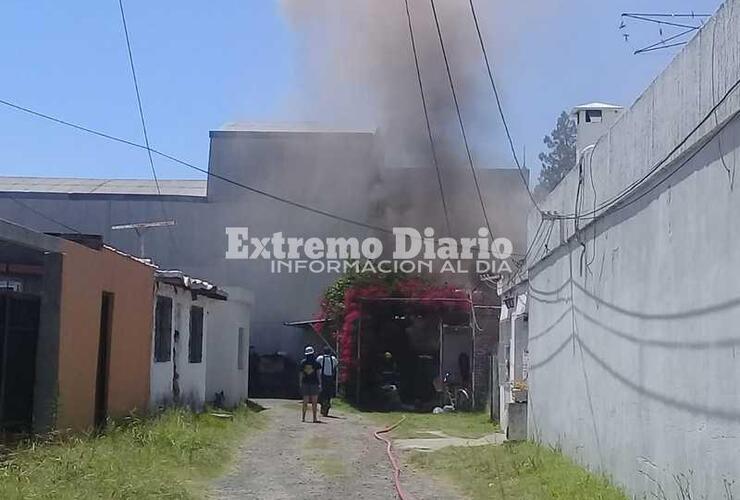 Una nube de densa de humo negro emanaba del interior de la propiedad.