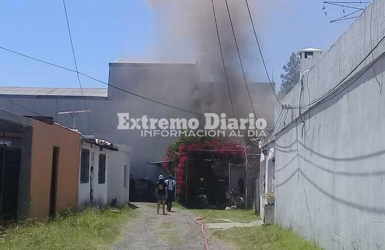 Una nube de densa de humo negro emanaba del interior de la propiedad.