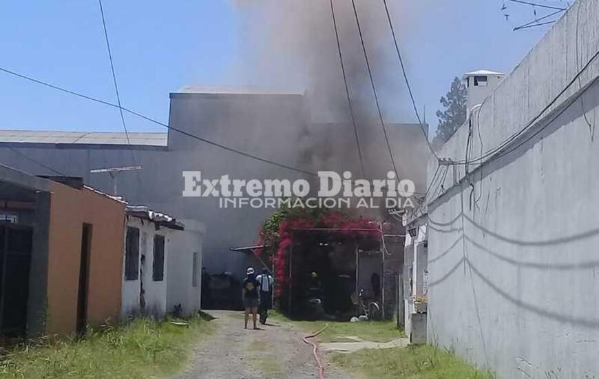 Una nube de densa de humo negro emanaba del interior de la propiedad.