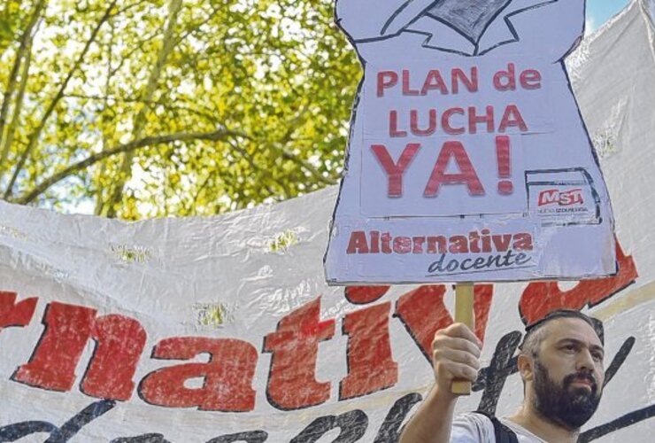 En alerta. La docencia santafesina sabe que no quedan muchos días para escuchar una propuesta concreta de aumento salarial. Foto: Virginia Benedetto