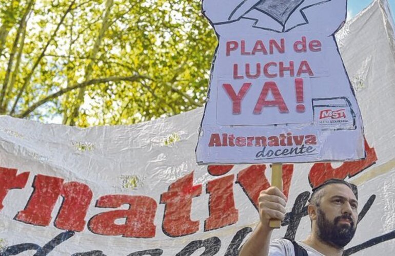 En alerta. La docencia santafesina sabe que no quedan muchos días para escuchar una propuesta concreta de aumento salarial. Foto: Virginia Benedetto