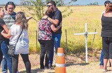 Abrazo. La evocación a las vidas que se apagaron conjugaron lágrimas, aplausos y fuertes muestras de amor.    Sebastián Suárez Meccia