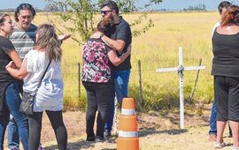 Abrazo. La evocaci&oacute;n a las vidas que se apagaron conjugaron l&aacute;grimas, aplausos y fuertes muestras de amor.    Sebasti&aacute;n Su&aacute;rez Meccia