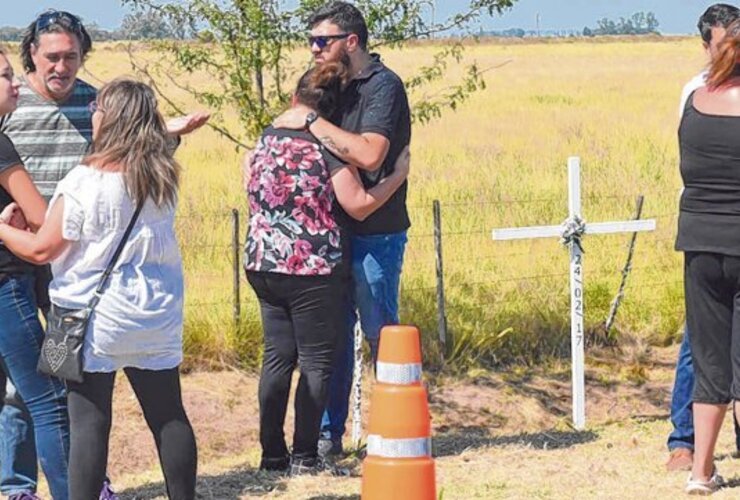 Abrazo. La evocación a las vidas que se apagaron conjugaron lágrimas, aplausos y fuertes muestras de amor.    Sebastián Suárez Meccia