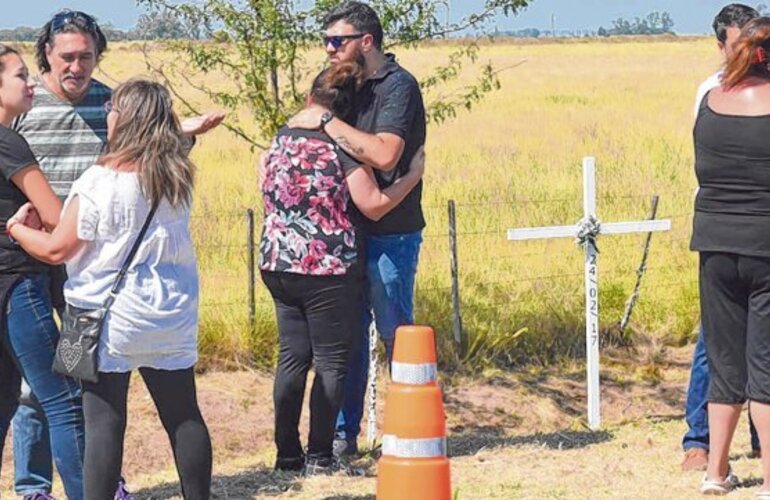 Abrazo. La evocación a las vidas que se apagaron conjugaron lágrimas, aplausos y fuertes muestras de amor.    Sebastián Suárez Meccia