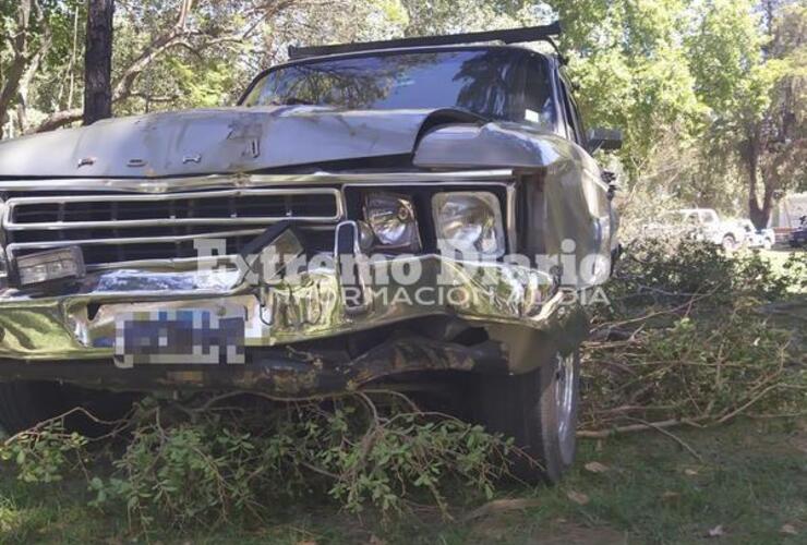 Imagen de Fuerte choque terminó con un auto en el cantero central del bulevar