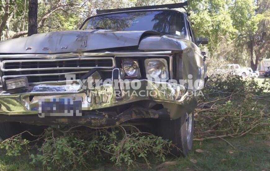 Imagen de Fuerte choque termin&oacute; con un auto en el cantero central del bulevar