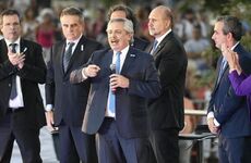 Fern&aacute;ndez, sin pelos en la lengua en el acto por la bandera.