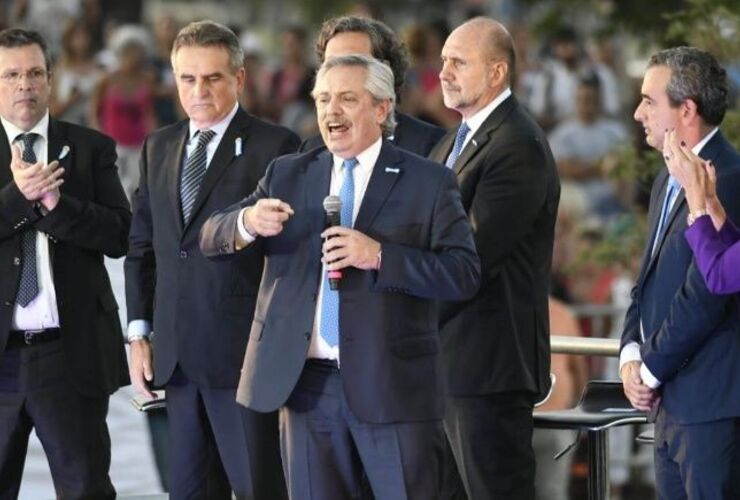 Fernández, sin pelos en la lengua en el acto por la bandera.