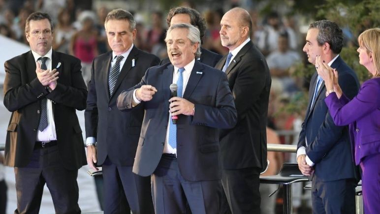 Fern&aacute;ndez, sin pelos en la lengua en el acto por la bandera.