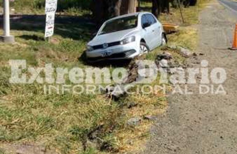 Imagen de Un conductor perdió el control y terminó en la cuneta aparentemente a causa de un tercero