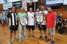 A modo de fraternidad, se hizo entrega de banderines a las entidades participantes.