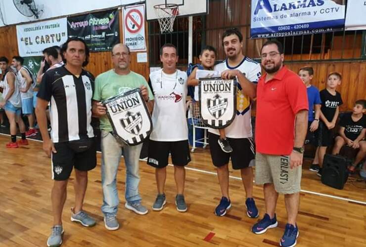 A modo de fraternidad, se hizo entrega de banderines a las entidades participantes.