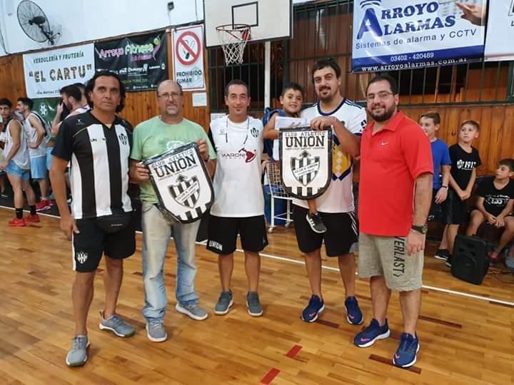 A modo de fraternidad, se hizo entrega de banderines a las entidades participantes.