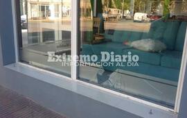 Imagen de Rompieron uno de los cristales de muebler&iacute;a Candela