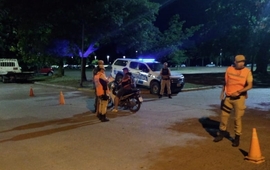 Uno de los &uacute;ltimos controles de tr&aacute;nsito e identificaci&oacute;n de personas en Villa Constituci&oacute;n. Foto: Diario El Sur