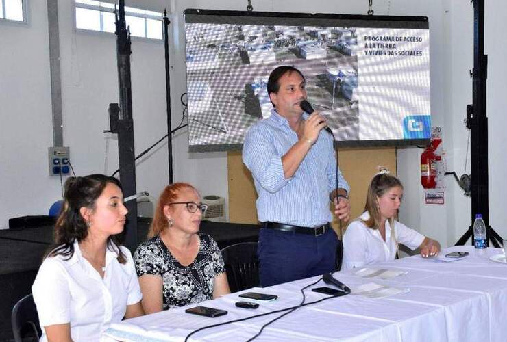 El Presidente Comunal Esteban Ferri y el grupo de obras públicas fueron los expositores.