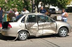 Así quedó el remis tras el accidente de esta tarde.