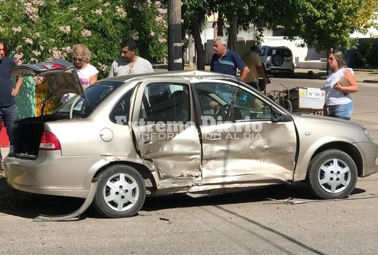 Así quedó el remis tras el accidente de esta tarde.