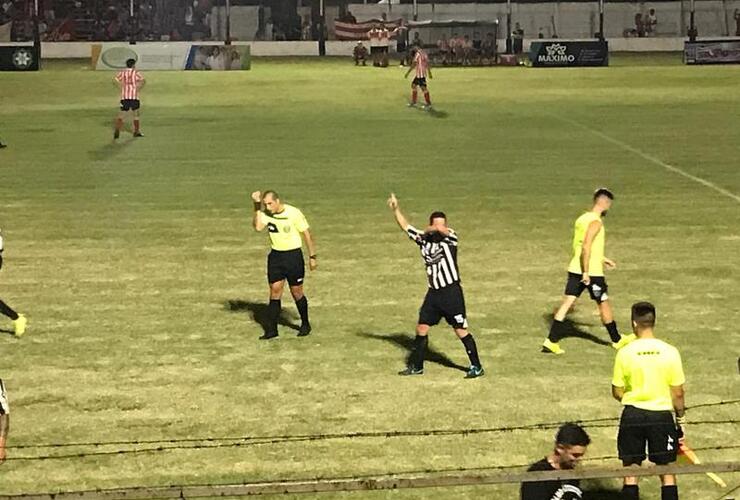 Lastorta celebra su segundo gol en la cuenta personal.