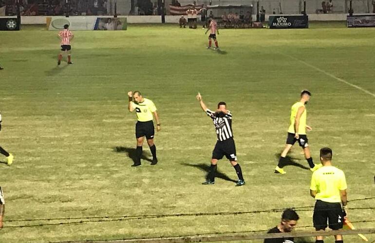 Lastorta celebra su segundo gol en la cuenta personal.