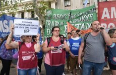 Disconformes. El lunes los docentes se movilizaron para mostrar el rechazo a la primera propuesta del gobierno.